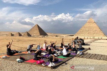 Aksi yoga di depan piramida guna dukung perlindungan perempuan