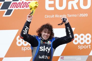 Marco Bezzecchi juara balapan Moto2 di Valencia