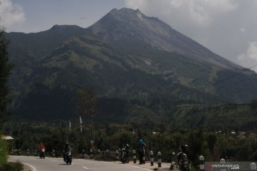Gunung Merapi mengeluarkan guguran lava sejauh 700 meter