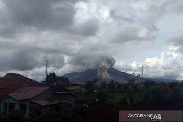 Gunung Sinabung di Karo luncurkan awan panas sejauh 1.500 meter