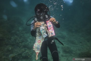 Bersihkan laut sambut Hari Pahlawan