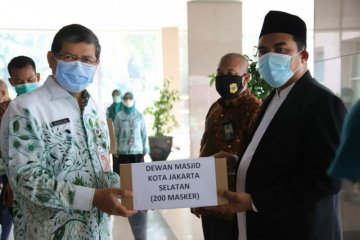 Jakarta Selatan bagikan 13.140 masker pada Hari Kesehatan Nasional
