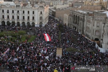 Ribuan warga Peru turun ke jalan protes pemakzulan Presiden Martin Vizcarra