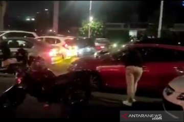 Polisi buru pebalap mobil liar di Senayan