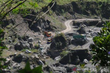 Meski Merapi berstatus siaga, aktivitas penambang pasir masih berjalan normal