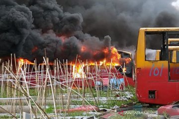 Manajemen TransJakarta nyatakan armadanya tak ada yang dibesituakan