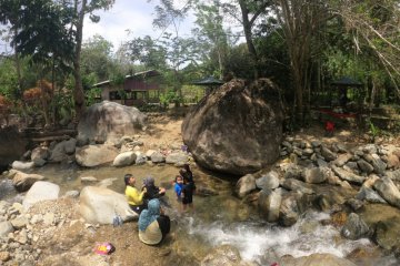 Tak hanya air panas, obyek wisata Lombongo punya sungai yang memikat