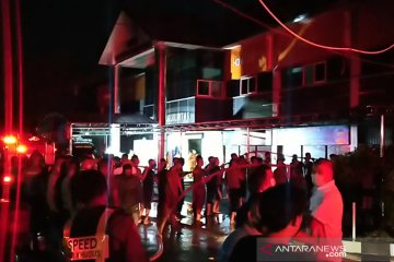 Gedung RTMC Polda Jatim terbakar