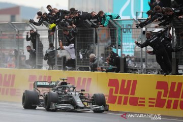 Hamilton raih titel ketujuhnya di F1 dengan kemenangan di Turki