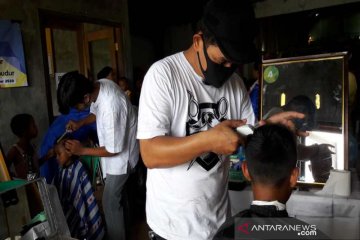 Pengungsi Merapi di Magelang dapat layanan potong rambut gratis