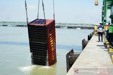 Kapal bermuatan 137 petikemas tenggelam di Terminal Teluk Lamong