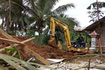 Puluhan keluarga bertahan di pengungsian pascabanjir bandang Pacitan