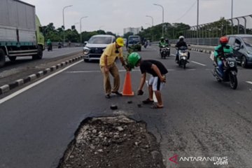Warga keluhkan lubang di Jalan Layang Klender kerap picu kecelakaan