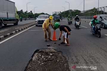 Jaktim intensif tambal lubang jalan cegah kecelakaan di musim hujan