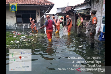 Petugas PPSU bersihkan saluran air di Jakbar  antisipasi banjir