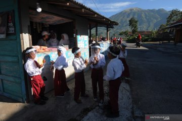 Proses belajar mengajar di lereng Gunung Merapi
