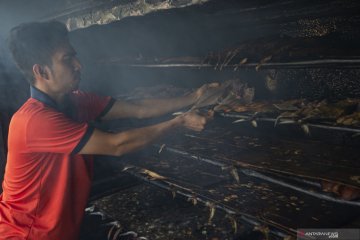 Pembuatan ikan tongkol asap khas Natuna