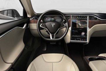 Tesla perbaiki layar sentuh bermasalah di Model S dan X