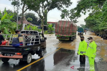 Jalur selatan Jawa Tengah macet akibat banjir di ruas Buntu-Sumpiuh