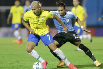 Brazil kalahkan sepuluh pemain Uruguay 2-0