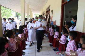 Menko PMK kunjungi dua sekolah di Tambolaka NTT