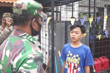 Tak pakai masker, petugas hukum dua remaja melafalkan Pancasila