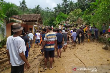 Tim SAR gabungan lanjutkan pencarian korban longsor di Banyumas