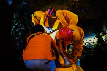 Dievakuasi, penambang batu tertimbun longsor di Tulungagung