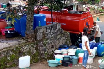 Sejumlah warga Temanggung masih membutuhkan bantuan air bersih