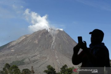 Gunung Sinabung erupsi Senin malam, tinggi kolom abu tidak teramati