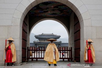 Cegah COVID-19, penjaga istana Gyeongbok pakai masker