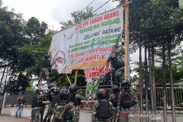 Kemarin, penurunan baliho Rizieq Shibab hingga persiapan sekolah lagi