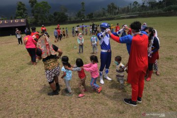 Super hero menghibur anak di pengungsian Merapi