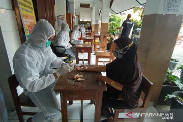 Polda Metro tes usap antigen pada warga reaktif COVID-19 di Petamburan