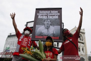 Aksi simpatik mengenang legenda sepakbola nasional Ricky Yacobi