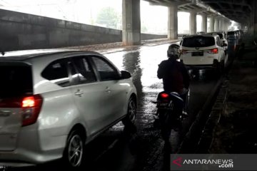 Kendaraan di Jalan DI Panjaitan tersendat akibat ada genangan