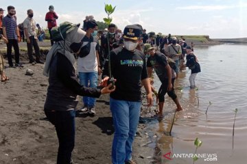 Peringati Hari Pohon Sedunia untuk kenang Salim Kancil Lumajang