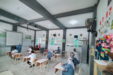 Sekolah tatap muka siswa SMP di Surabaya dimulai awal Desember