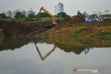 Antisipasi banjir, endapan lumpur Waduk Ria Rio dikeruk