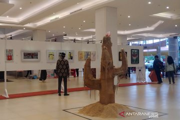 Sejumlah pelukis pameran di Padang