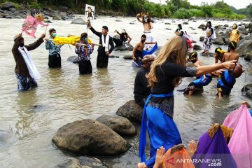 Komunitas Lima Gunung selenggarakan "Larung Sengkala" di Sungai Progo