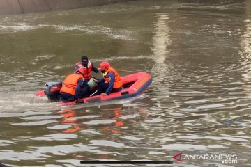Damkar Jakarta Pusat cari bocah hilang di Kali Banjir Kanal Barat