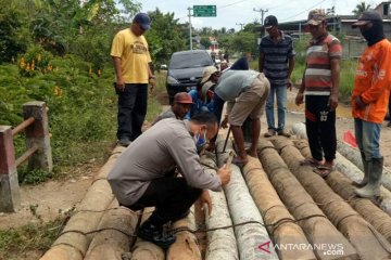 Jembatan penghubung di Desa Karya Mukti OKU amblas