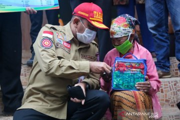 Kemensos distribusikan tenda dan logistik untuk pengungsi Merapi