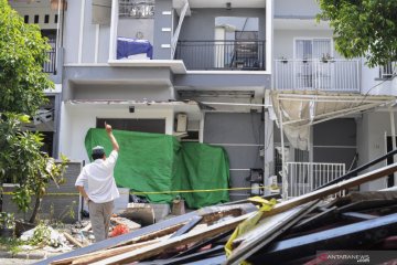 Rumah rusak akibat ledakan di Bekasi