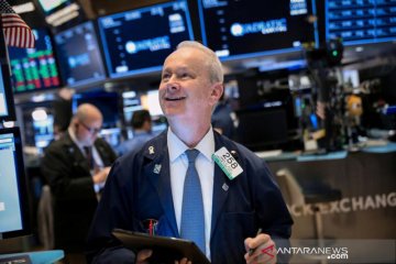 Wall Street melambung tinggi, Indeks Dow Jones menembus angka 30.000