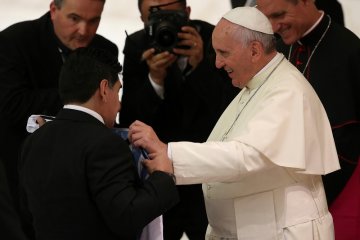 Paus Fransiskus turut doakan kepergian Maradona