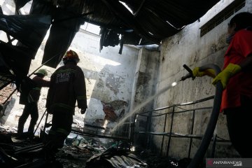 Gudang toko sukucadang mobil di Tulungagung terbakar