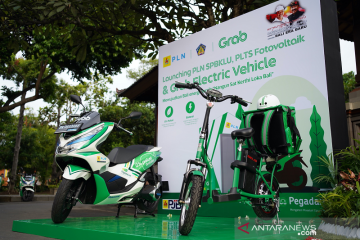 Grab hadirkan sepeda motor listrik dan SPBKLU di Bali