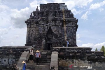 Antisipasi erupsi Merapi, Candi Mendut ditutup "terpaulin"